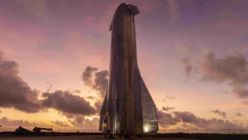 SpaceX testa pela primeira vez protótipo da Starship com três propulsores Teste é parte dos preparativos para um voo de 'grande altitude', quando a espaçonave deve chegar a 18 km acima do solo