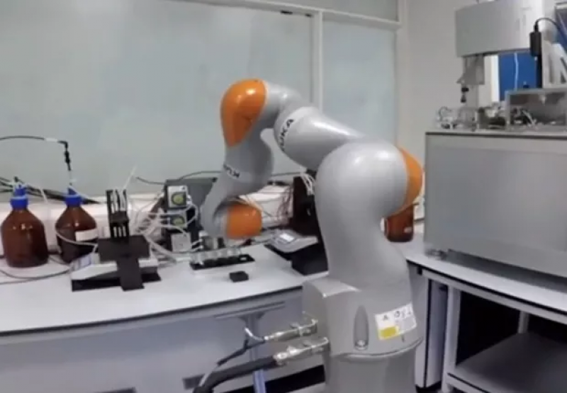 Este robô realiza experimentos enquanto os cientistas estão em isolamento social