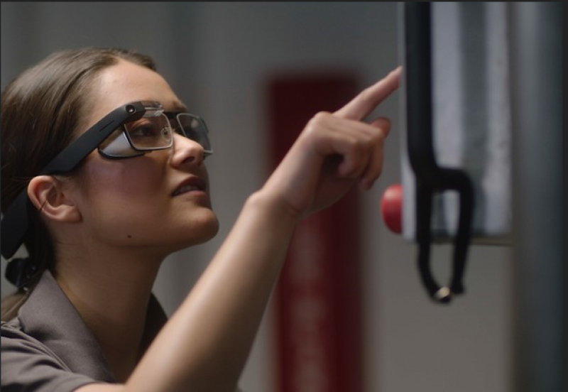 Google anuncia nova versão de seus óculos inteligentes e polêmicos