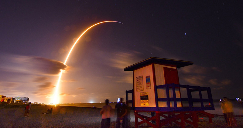 SpaceX lança primeiros satélites para rede que vai prover internet do espaço